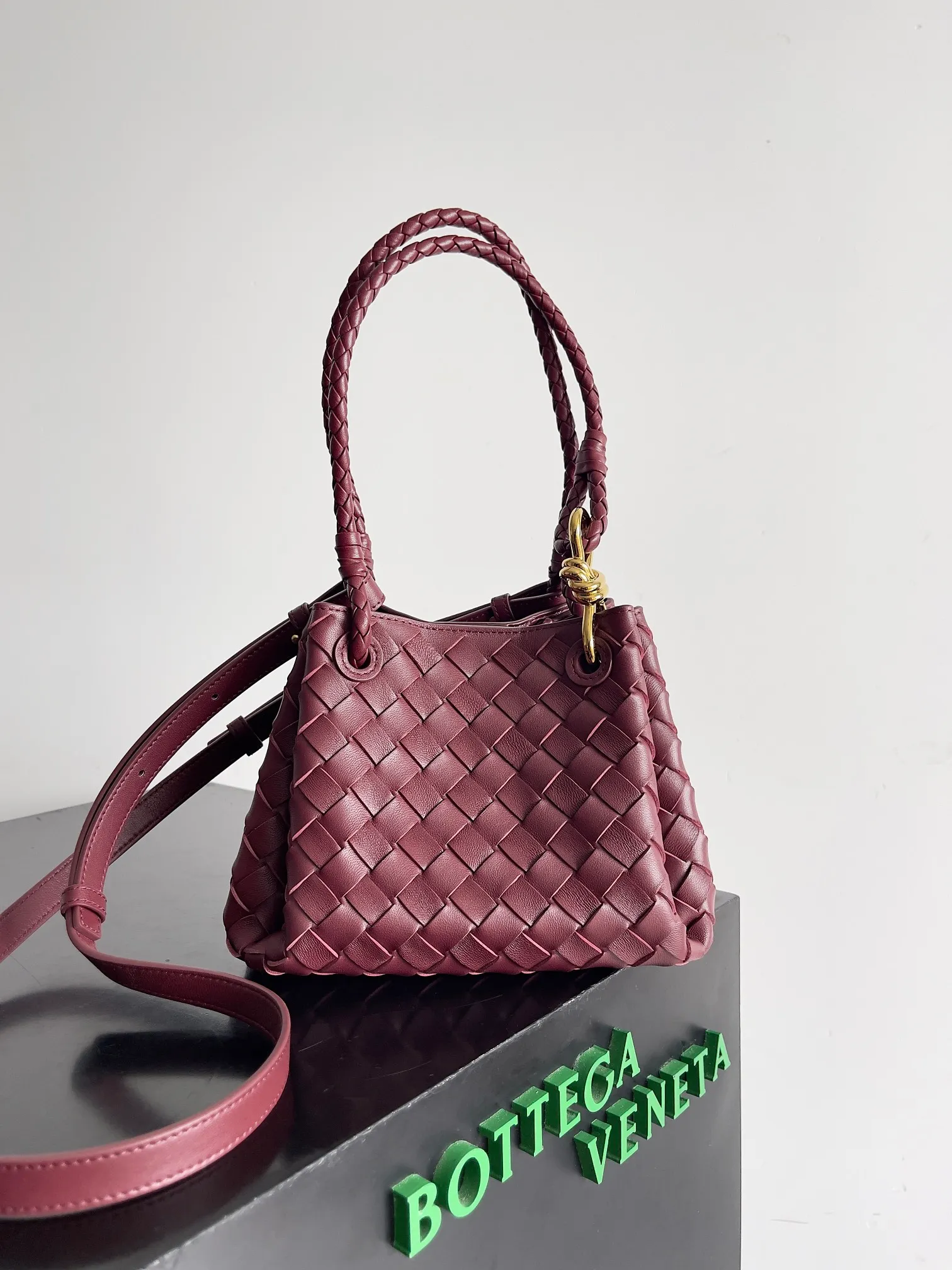 Batch 1760 BV home is new! Andiamo combines the Bottega Veneta archive parachute handbag to inherit retro elements and integrate modern trends. The same style as Shu Qi's in Beijing Night. It is a continuation of the classic bag. It has three functions: hand carry, shoulder and cross-body. It is embellished with metal brass knot buckles. It is small and has an amazing capacity. It can easily hold sunglasses in a box / small bottle of water / powder powder / charger and other daily necessities when going out. The upper body is versatile. Style number: 796569 Size: 21*17*16.5cm